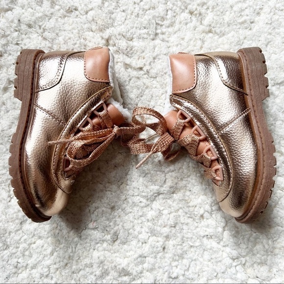 OSHKOSH: Kids Rose Gold Faux Sherpa Lined Boots Sz 7 - Picture 3 of 10
